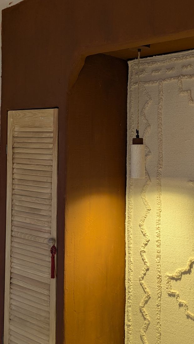 Ambiance lumineuse — lampe suspendue en travertin