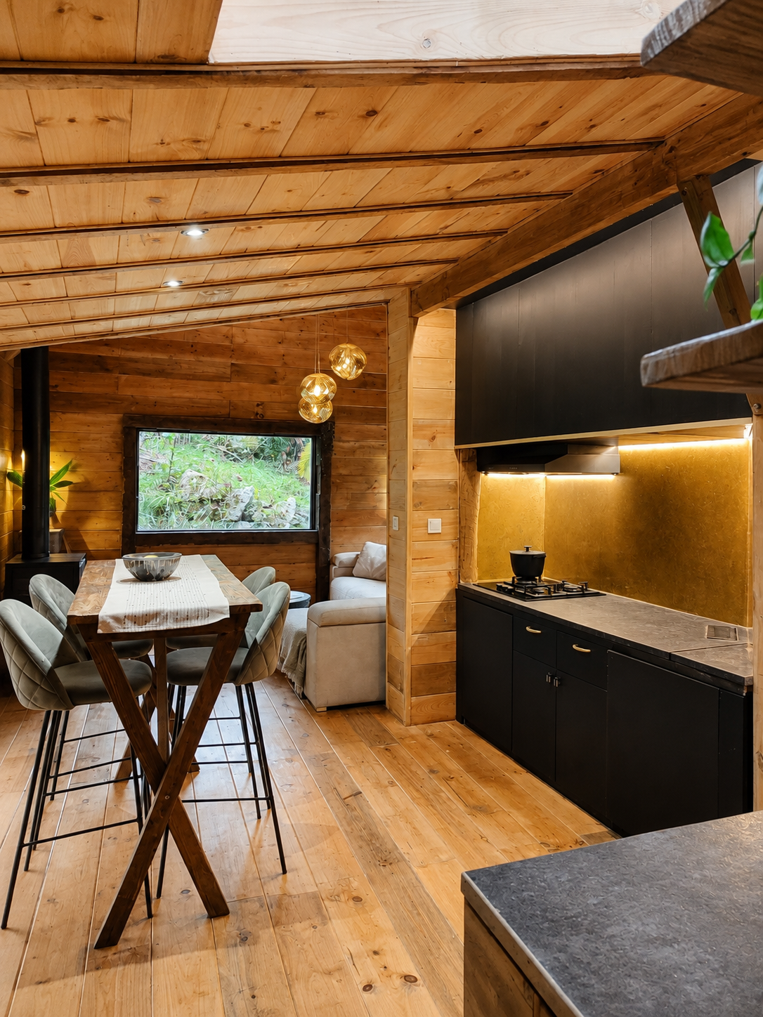 Reforma integral chalet de madera en Asturias — cocina y comedor con carpintería a medida