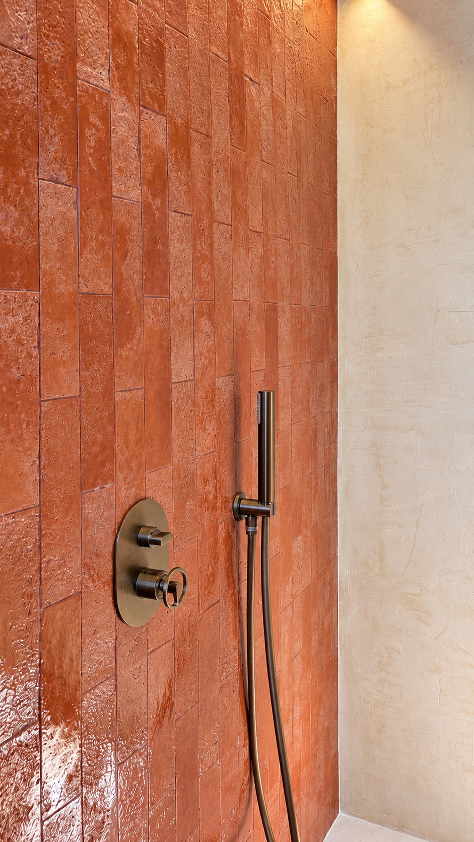 Détail carreaux terracotta et plâtre, robinetterie dorée