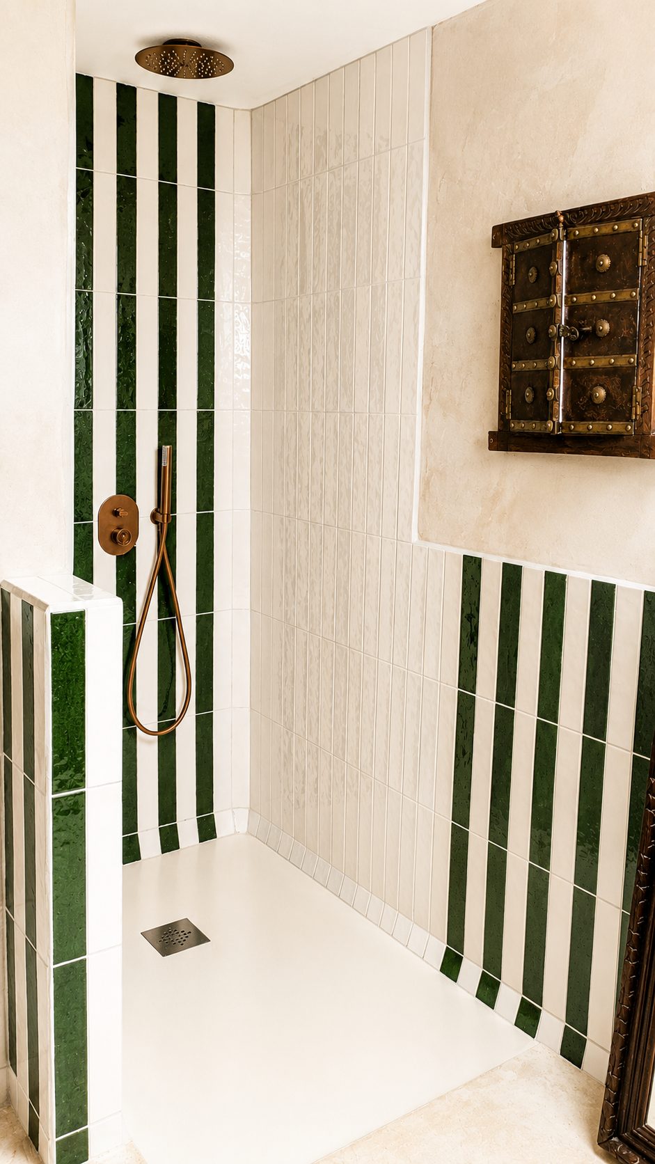 Douche carreaux vert et blanc rayés, porte ancienne en bois