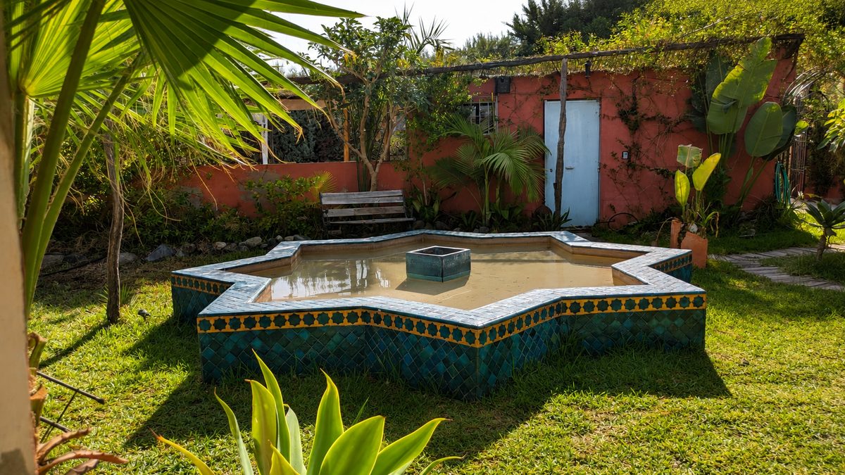 Piscina de diseño con azulejos artesanales
