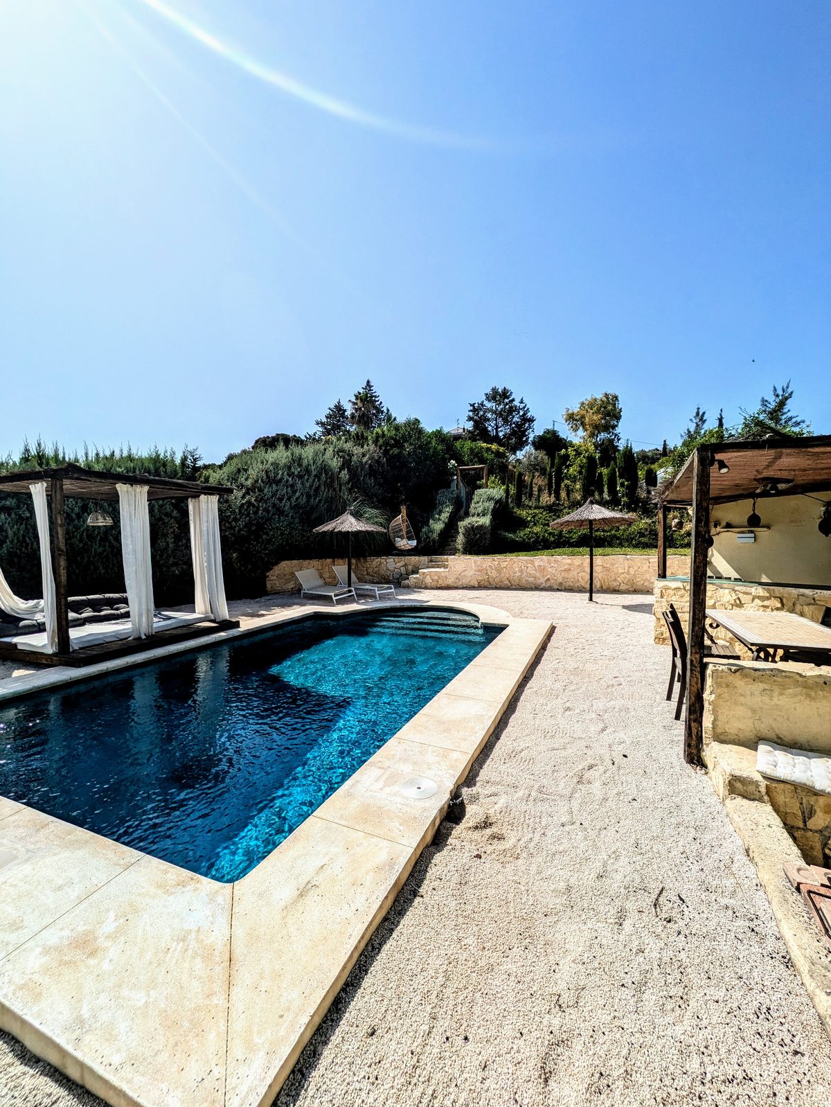 Piscina y zona exterior reformada por Tacto